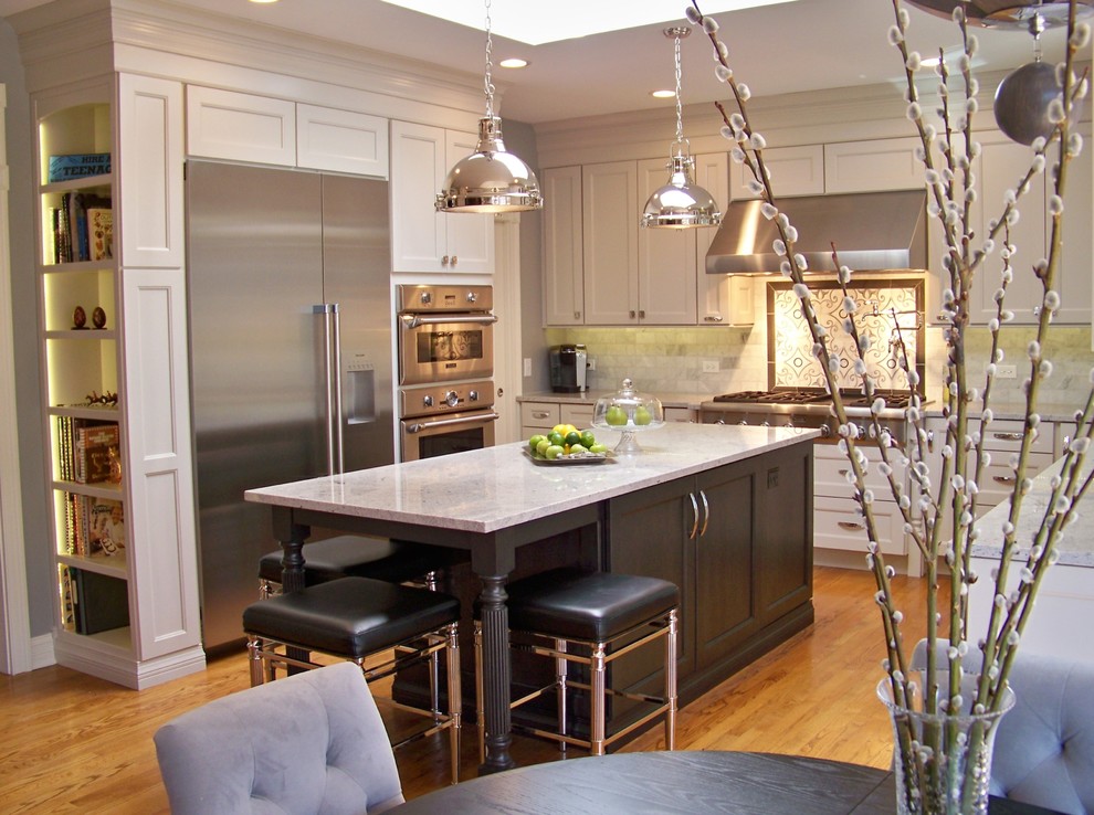 Mid-sized transitional u-shaped medium tone wood floor and brown floor eat-in kitchen photo in Chicago with an undermount sink, recessed-panel cabinets, white cabinets, quartz countertops, white backsplash, porcelain backsplash, stainless steel appliances and an island
