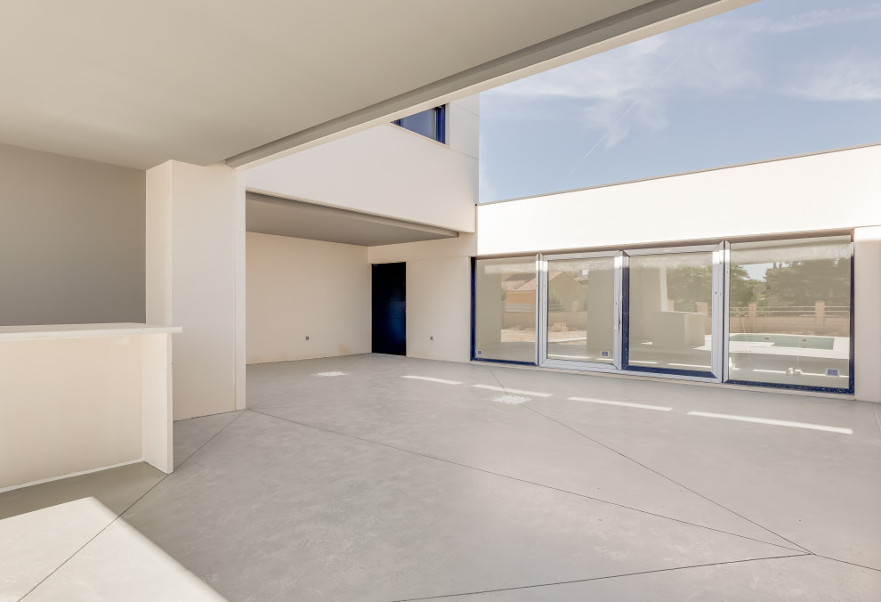 Diseño de patio contemporáneo de tamaño medio en patio delantero con losas de hormigón