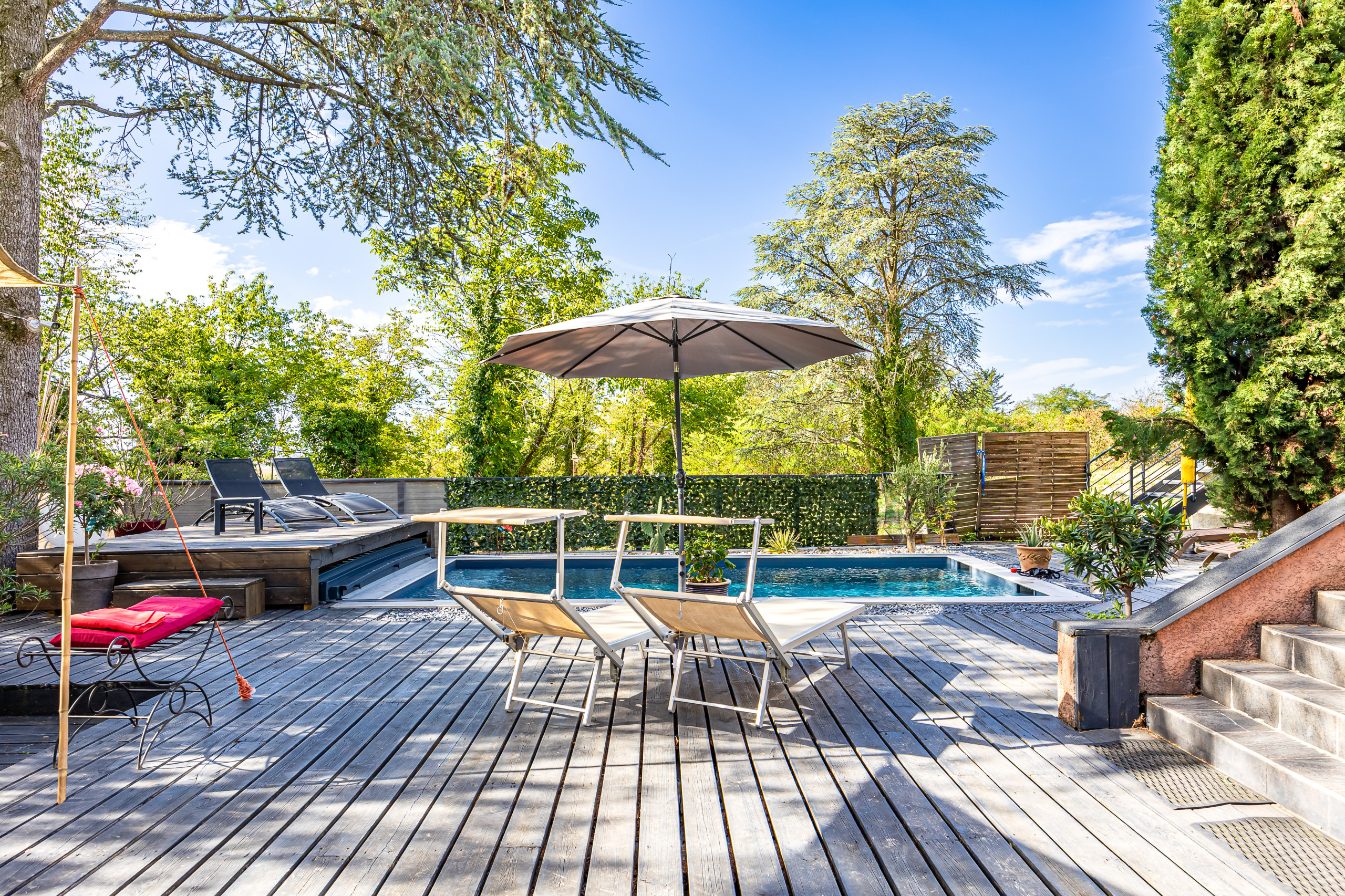 75 photos et idées déco de piscines avec aménagement paysager avec une  terrasse en bois - Novembre 2023 | Houzz FR