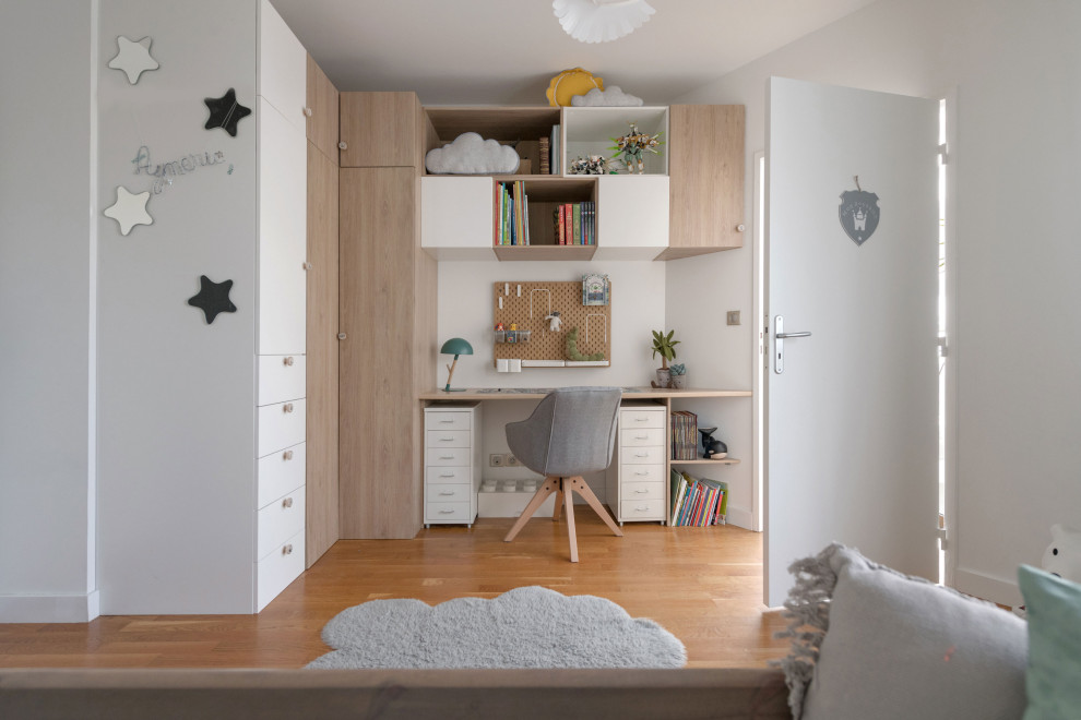 リヨンにあるお手頃価格の中くらいな北欧スタイルのおしゃれな書斎 (白い壁、ラミネートの床、造り付け机、ベージュの床) の写真
