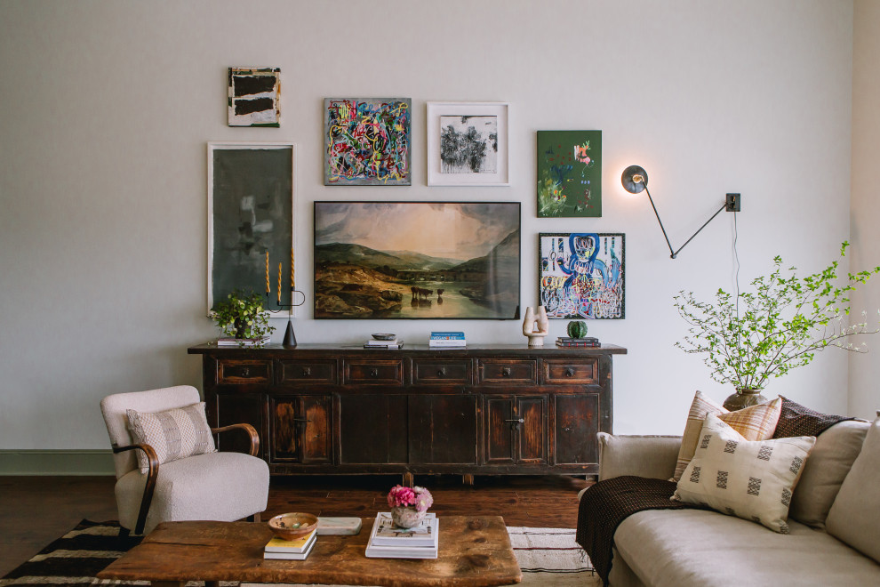 Foto de salón abierto y abovedado minimalista grande sin chimenea con paredes blancas, suelo de madera oscura, televisor colgado en la pared y suelo marrón