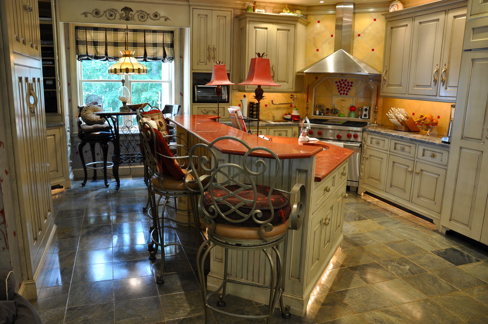 This is an example of a traditional kitchen in Richmond.