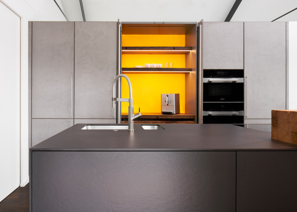 Inspiration for a modern kitchen in Munich.