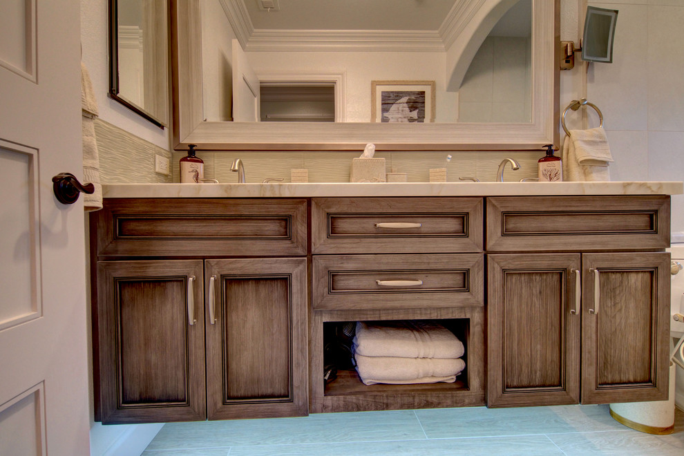 Example of a transitional home design design in San Diego
