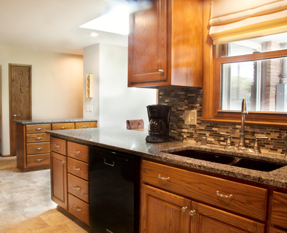 Transitional kitchen photo in Milwaukee