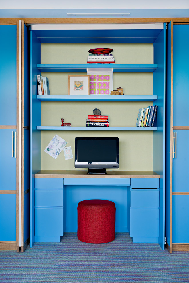 Foto på ett mellanstort funkis arbetsrum, med blå väggar, heltäckningsmatta och flerfärgat golv