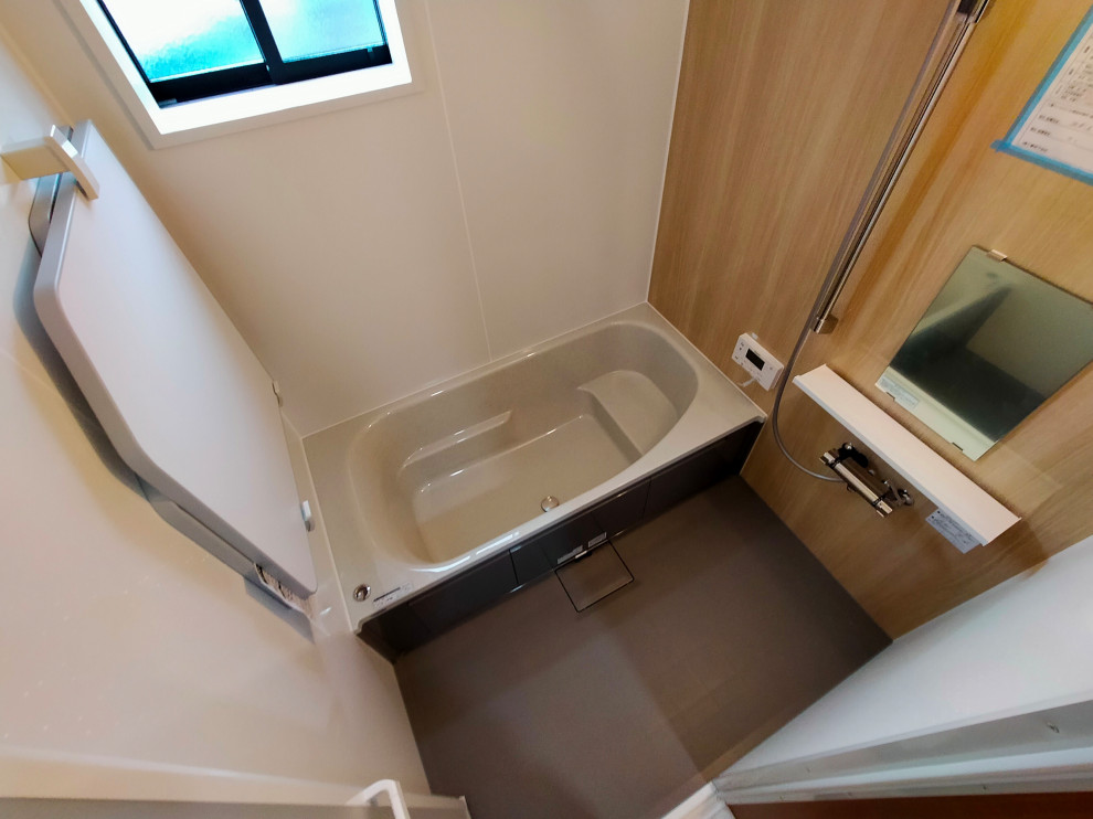 На фото: главная ванная комната среднего размера с душевой комнатой и серым полом
