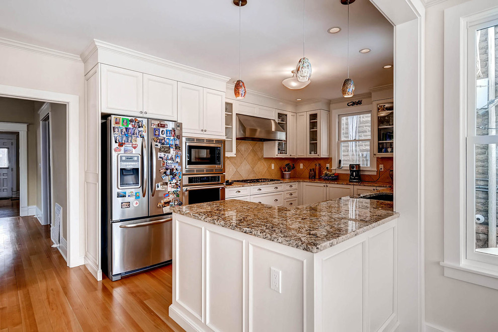 Kitchen - transitional kitchen idea in Denver