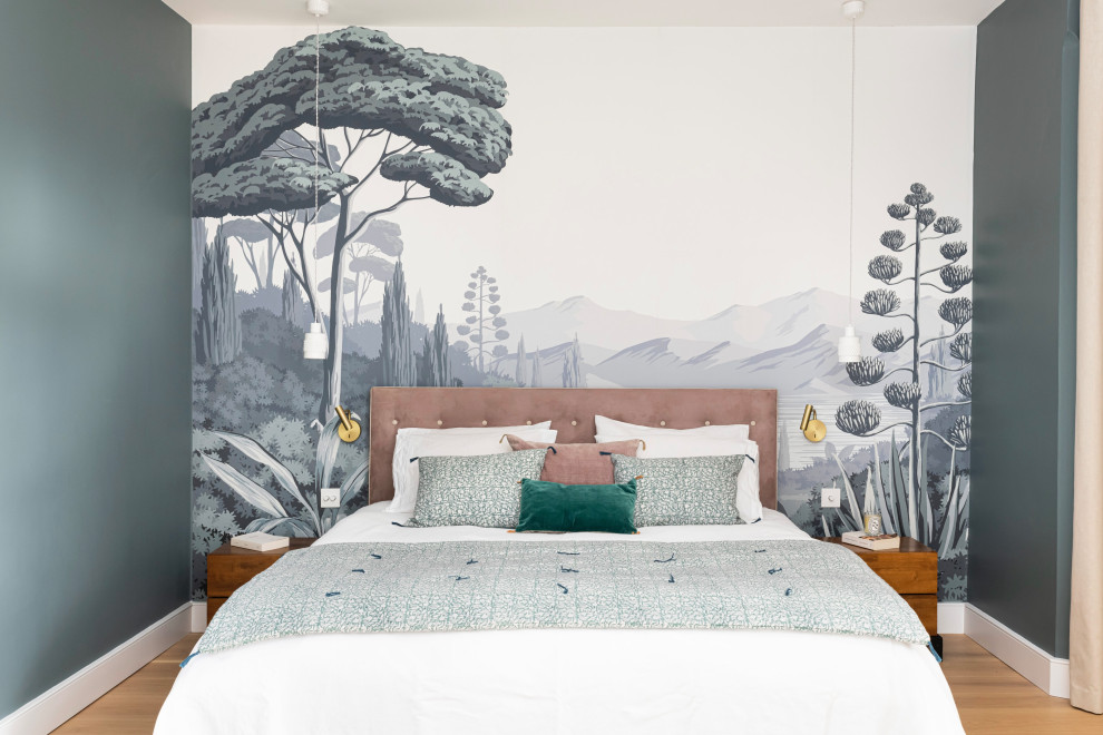 Imagen de dormitorio principal contemporáneo grande con paredes beige, suelo de madera clara, suelo beige y papel pintado