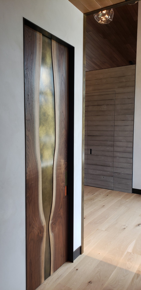 Idée de décoration pour un petit couloir avec un mur blanc, parquet clair, un sol jaune et un plafond en lambris de bois.