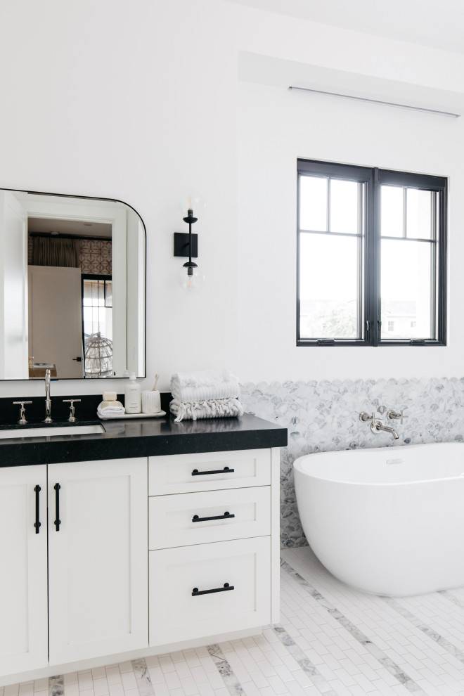 Exempel på ett stort klassiskt vit vitt badrum med dusch, med öppna hyllor, bruna skåp, en toalettstol med hel cisternkåpa, vit kakel, vita väggar, cementgolv, ett undermonterad handfat, marmorbänkskiva och svart golv