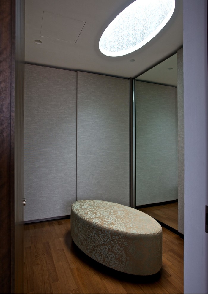 This is an example of a contemporary storage and wardrobe in Singapore.