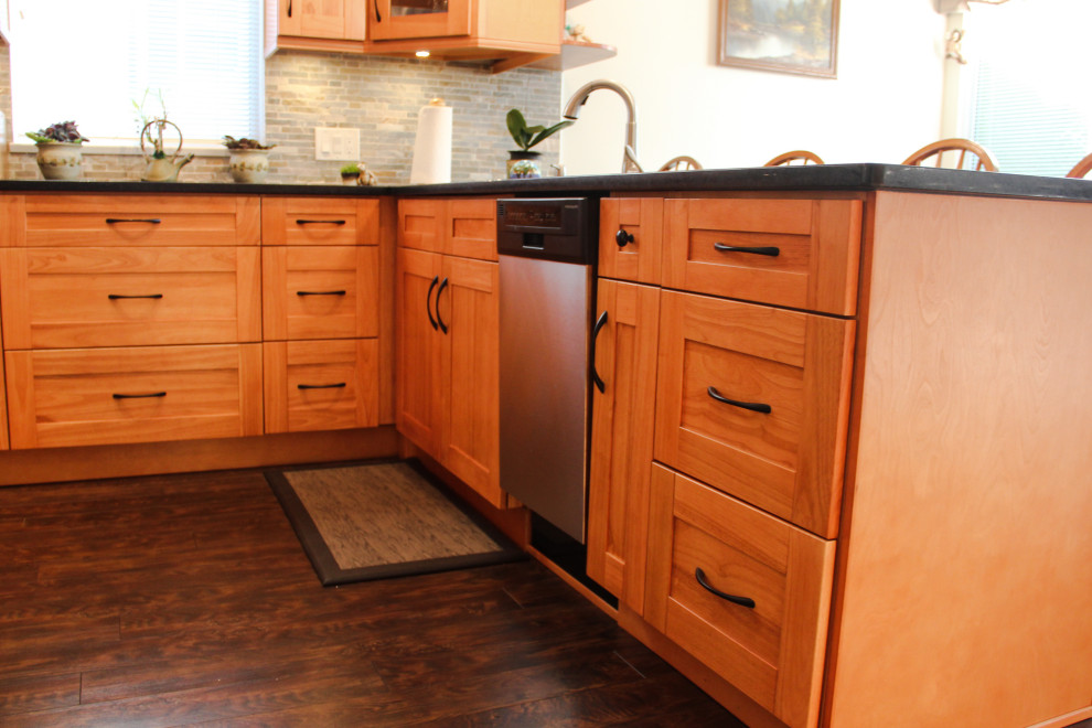 Bild på ett mellanstort funkis svart svart kök, med en undermonterad diskho, skåp i shakerstil, skåp i mellenmörkt trä, granitbänkskiva, flerfärgad stänkskydd, stänkskydd i mosaik, rostfria vitvaror, mörkt trägolv, en halv köksö och rött golv
