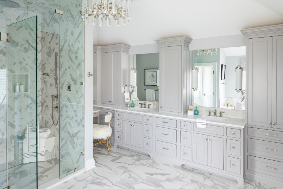 Idéer för ett stort klassiskt vit en-suite badrum, med skåp i shakerstil, vita skåp, en dusch i en alkov, glaskakel, vita väggar, ett undermonterad handfat, bänkskiva i kvartsit, vitt golv och dusch med gångjärnsdörr