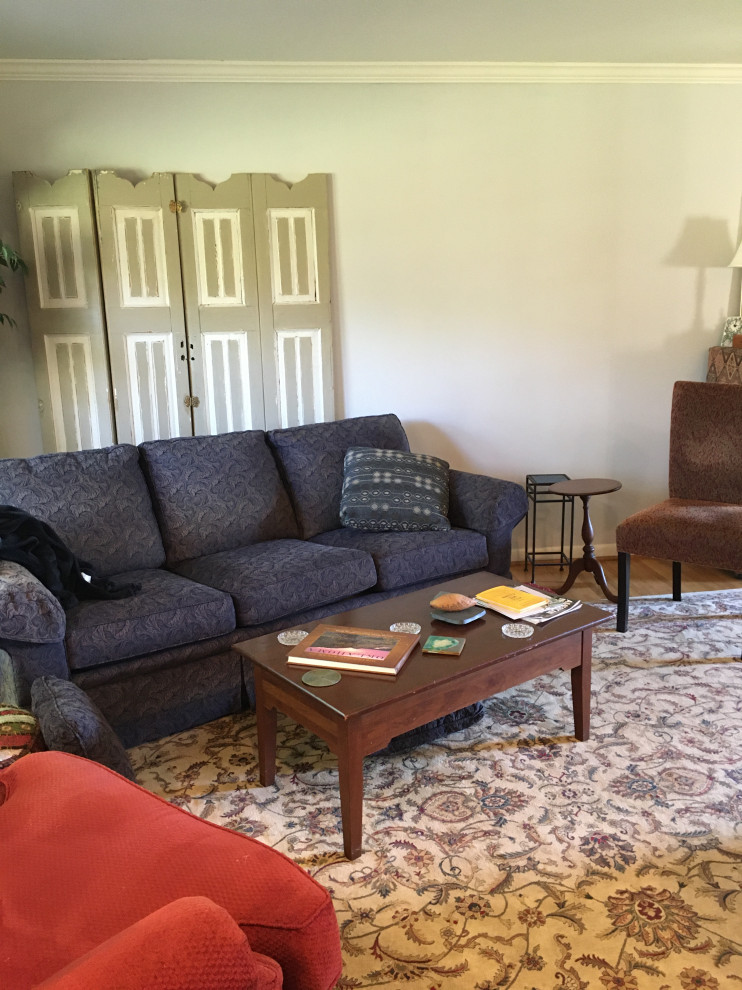 Immagine di un soggiorno bohémian di medie dimensioni con parquet chiaro
