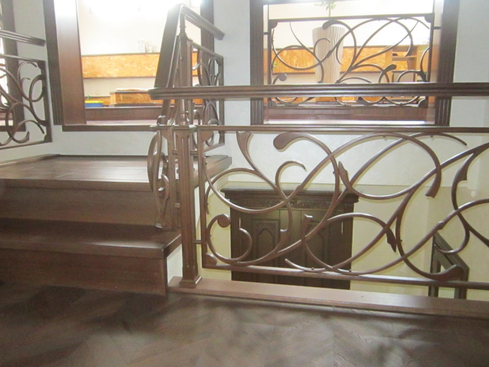 деревянная лестница на бетоне.