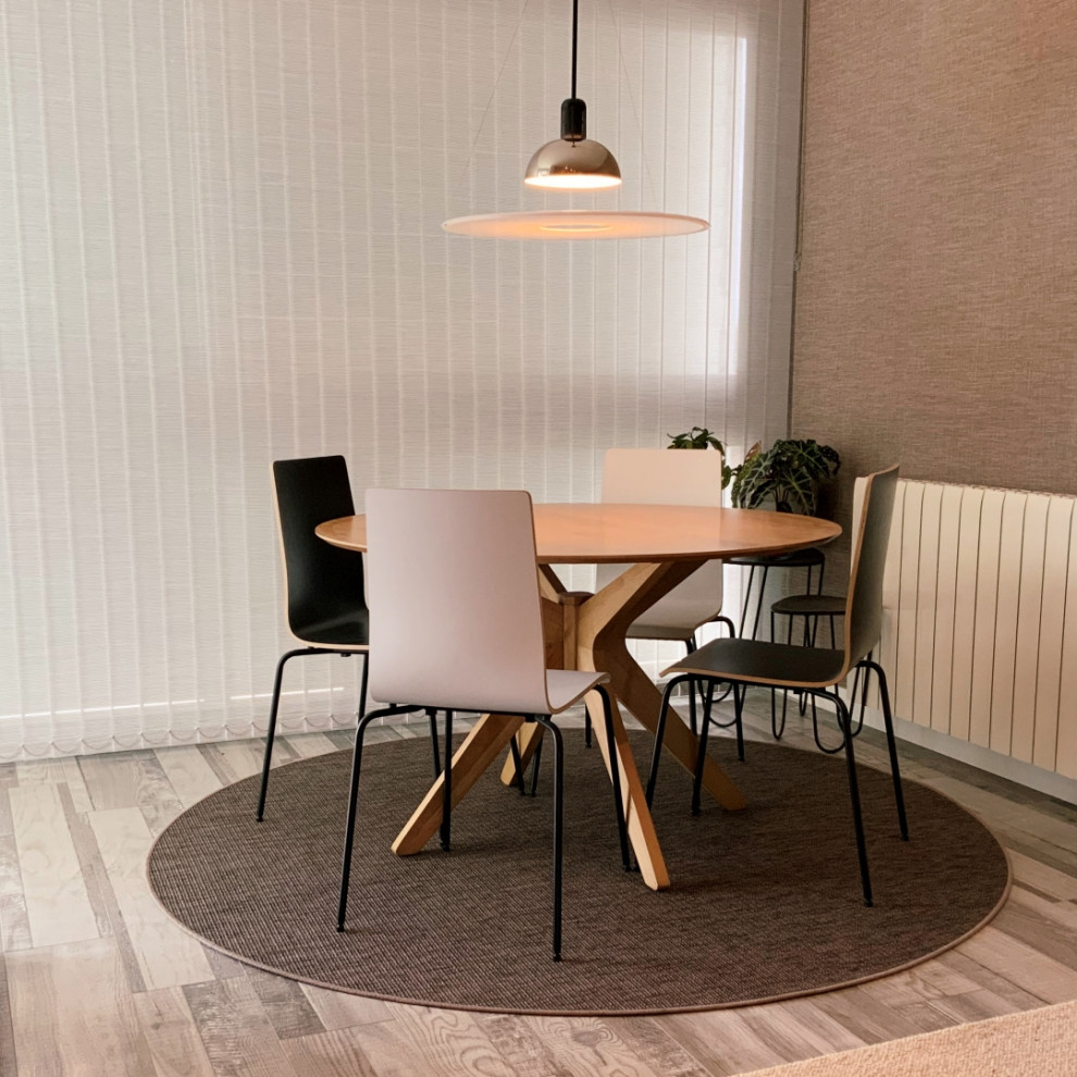 Foto de comedor actual con paredes marrones, suelo de baldosas de cerámica, suelo beige, papel pintado y cortinas