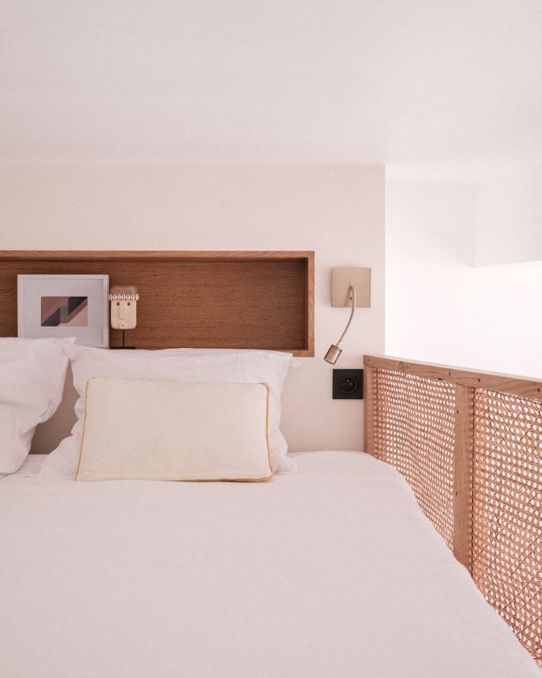 Modelo de dormitorio tipo loft y blanco y madera pequeño