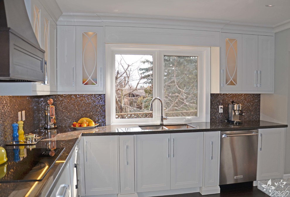 Mid-sized transitional l-shaped dark wood floor eat-in kitchen photo in Toronto with a double-bowl sink, shaker cabinets, white cabinets, quartz countertops, brown backsplash, mosaic tile backsplash, stainless steel appliances and an island
