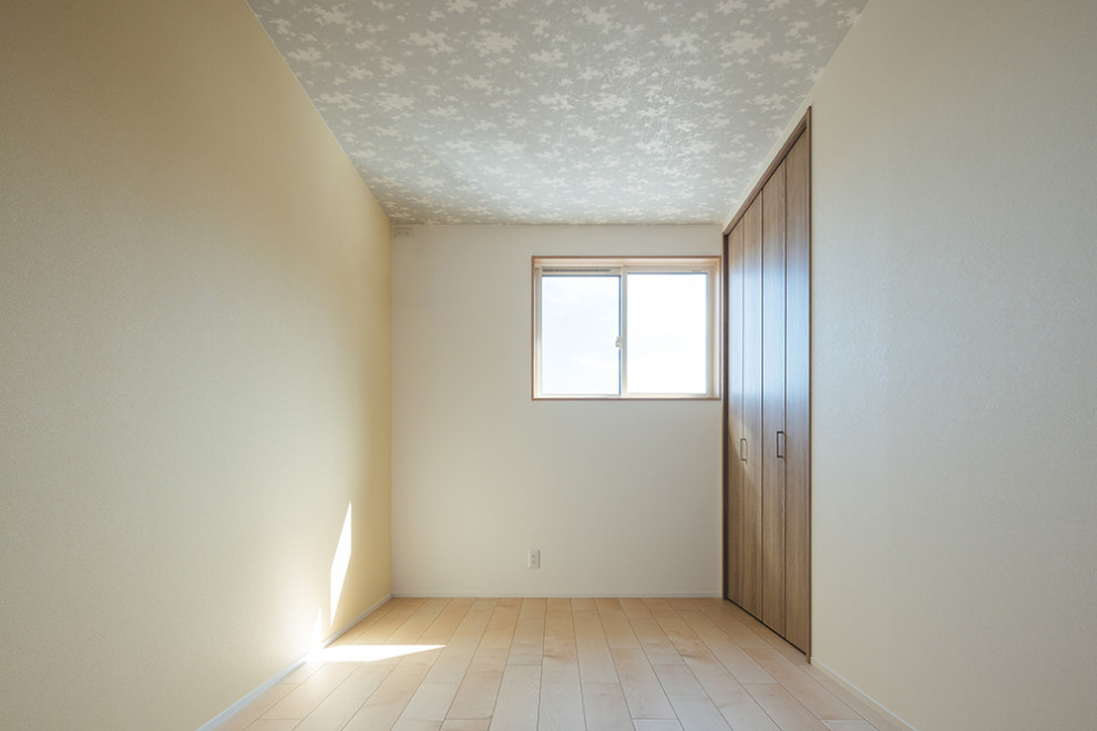 Idéer för mellanstora könsneutrala tonårsrum kombinerat med sovrum, med vita väggar, ljust trägolv och beiget golv