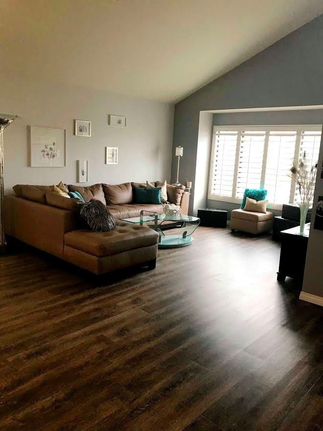 Example of a transitional home design design in Phoenix