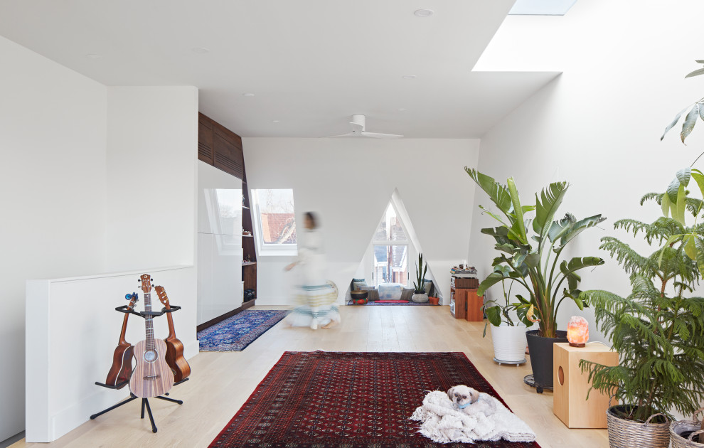Nordisk inredning av ett litet vardagsrum, med ljust trägolv och beiget golv