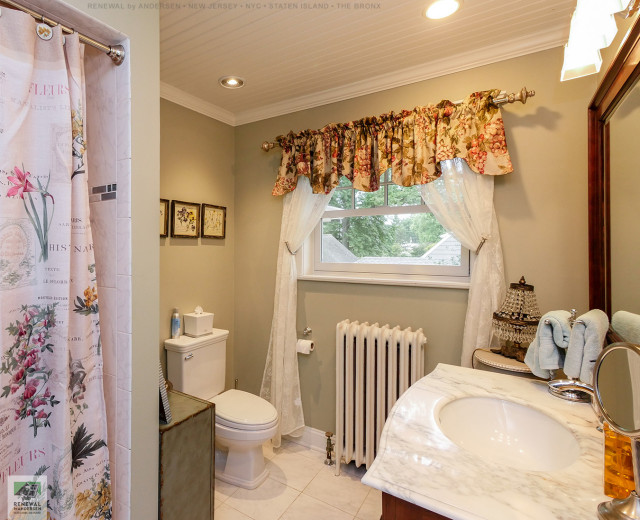 Beautiful Bathroom with New White Window Renewal by Andersen New Jersey / NYC Cuarto de baño