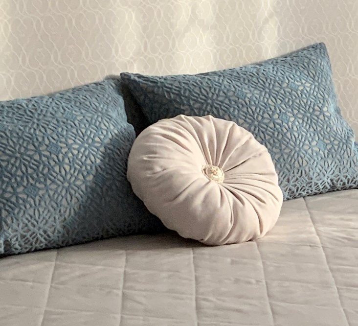 Подушки и покрывало