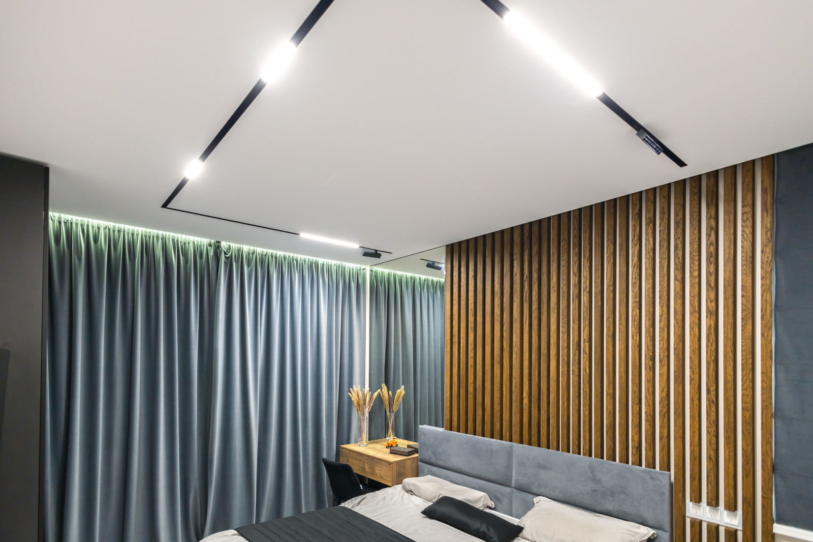 Установка натяжных потолков в квартире.