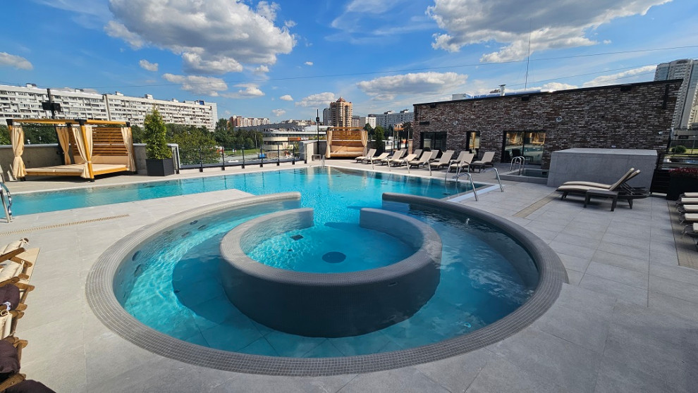 Бассейн на крыше "Грэмм Сити"
