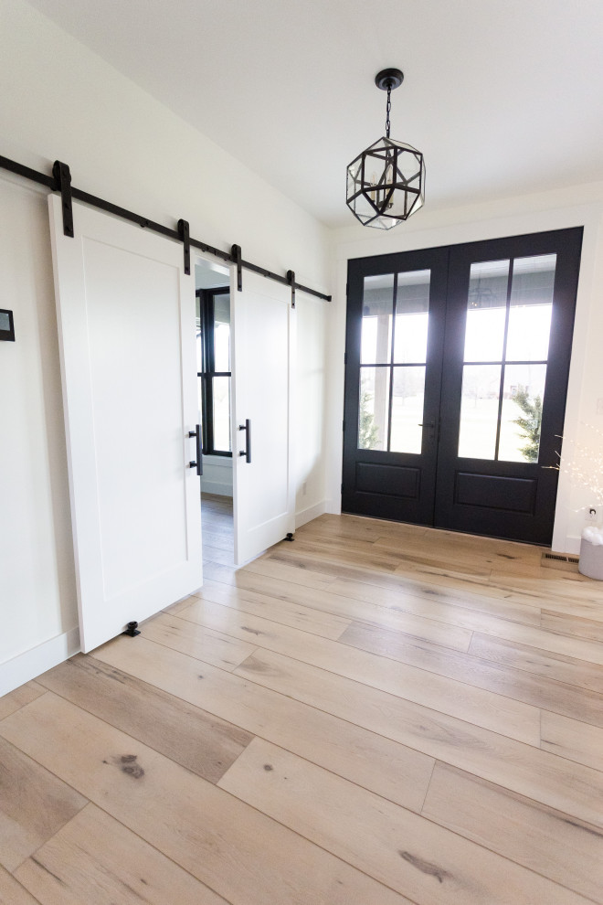 Стильный дизайн: коридор среднего размера в стиле ретро с белыми стенами, полом из винила, бежевым полом и сводчатым потолком - последний тренд