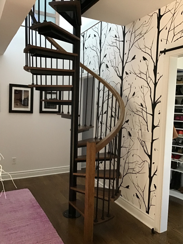 Стильный дизайн: маленькая винтовая лестница в классическом стиле с деревянными ступенями и деревянными перилами без подступенок для на участке и в саду - последний тренд