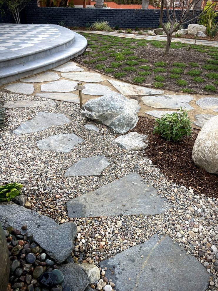 Modelo de camino de jardín de secano de estilo americano de tamaño medio en patio delantero con exposición total al sol y adoquines de piedra natural