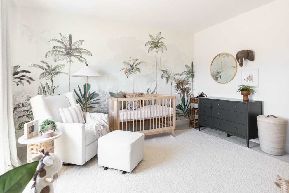 Ejemplo de habitación de bebé neutra escandinava con paredes blancas, moqueta, suelo beige y papel pintado