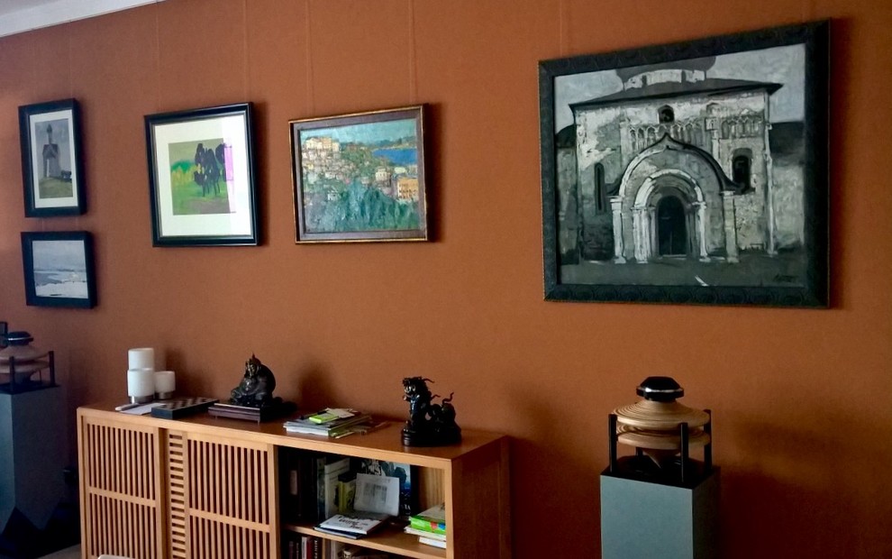 Mittelgroßes, Offenes Stilmix Wohnzimmer mit oranger Wandfarbe und hellem Holzboden in Berlin