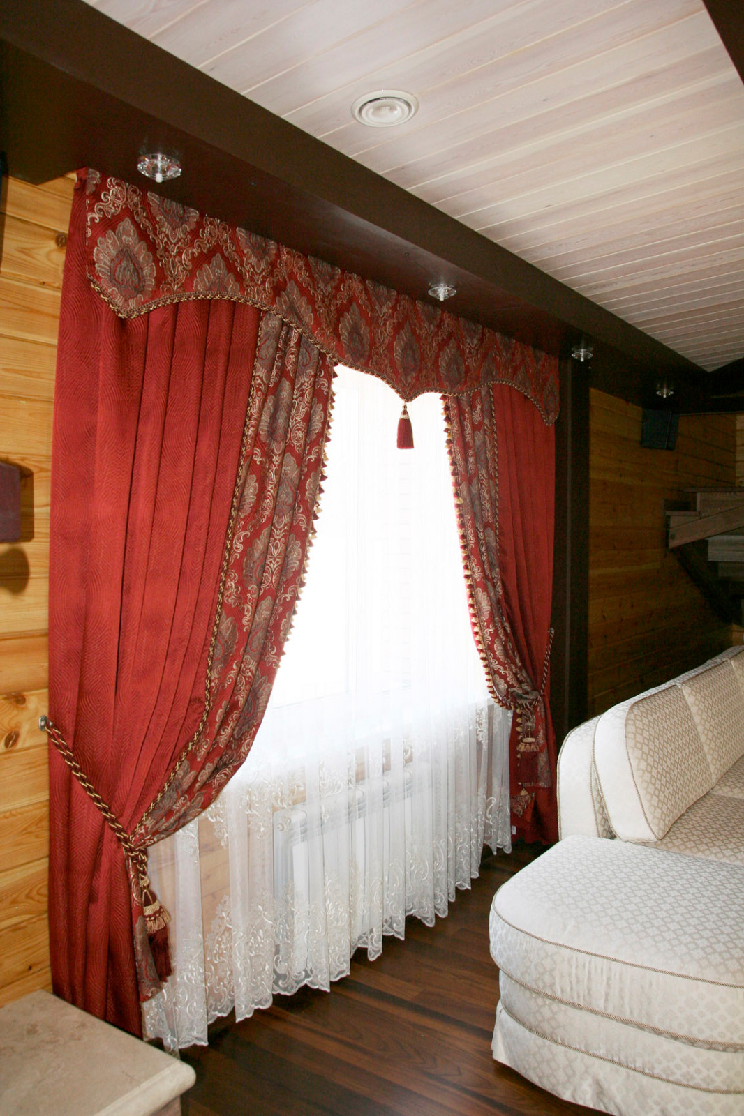 Гостиная в коттедже из клееного бруса