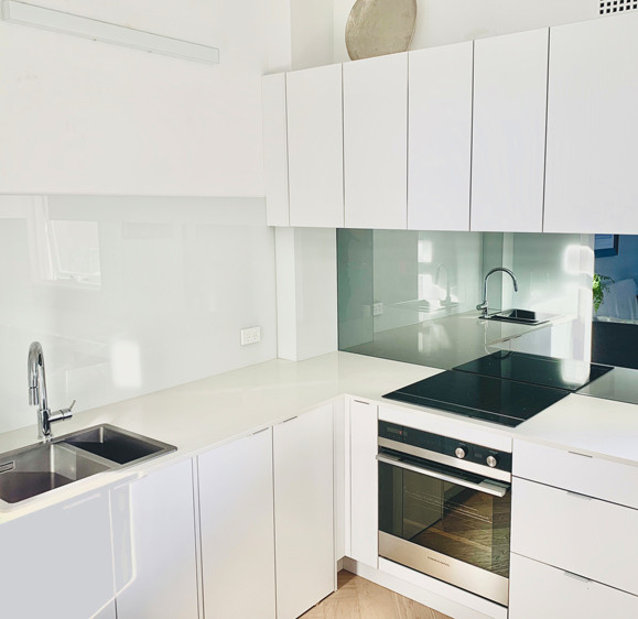 Design ideas for a modern kitchen in Sydney with mirror splashback.