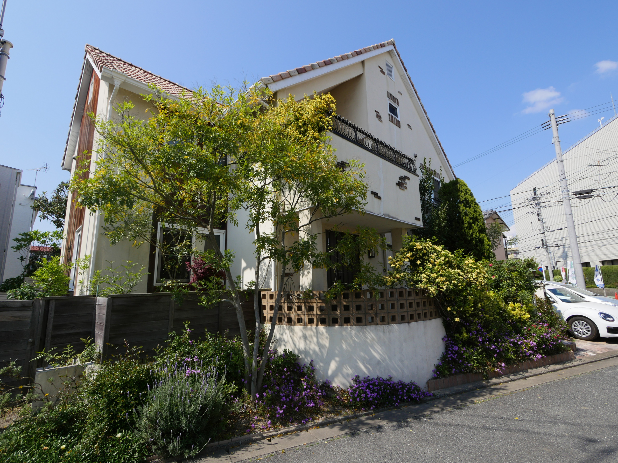 プロバンス風の外観に螺旋階段とアジアンテイストの洋室がある家 Asian Exterior By 福建住宅株式会社 Houzz