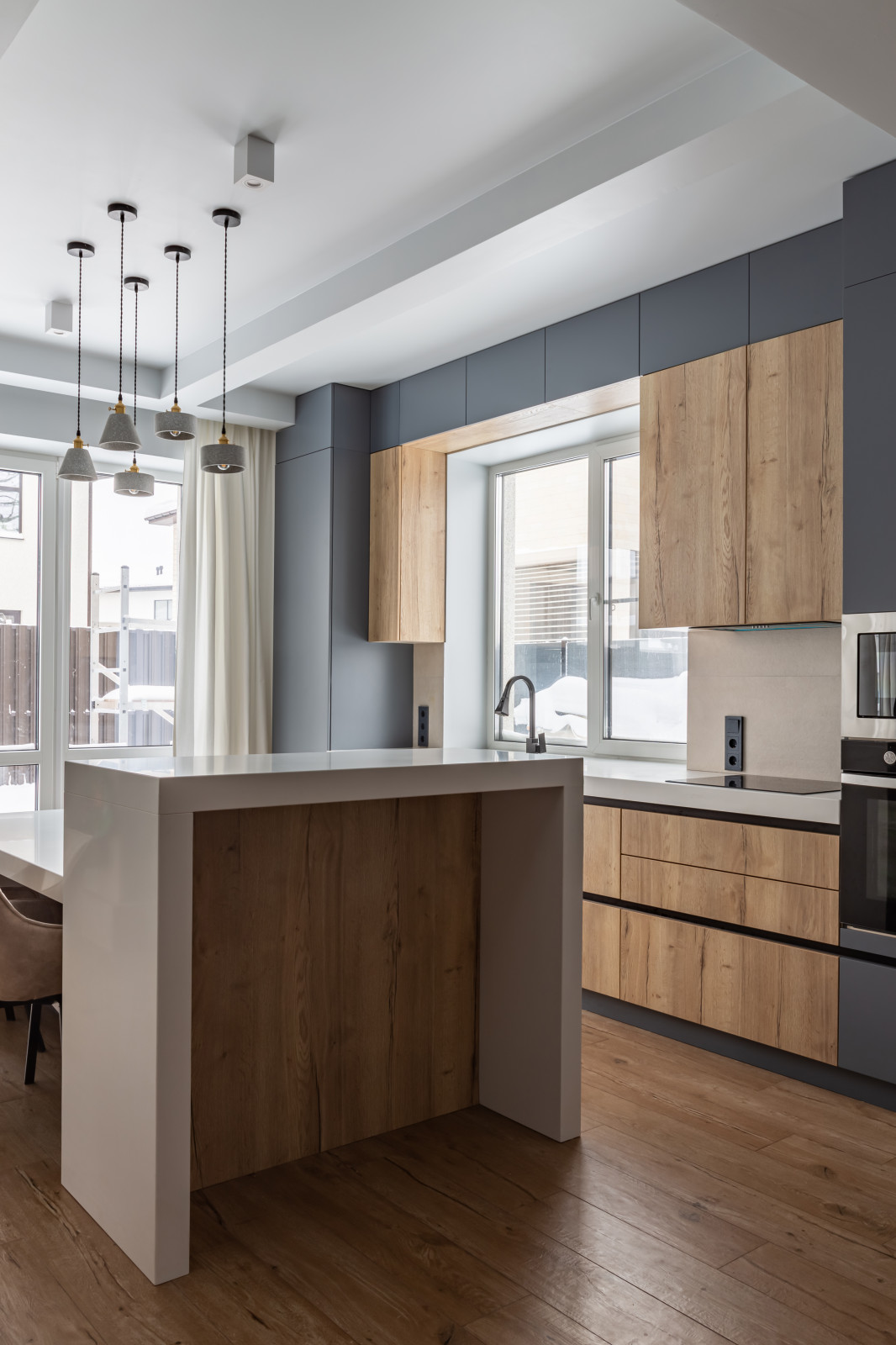 Современная кухня в загородный дом