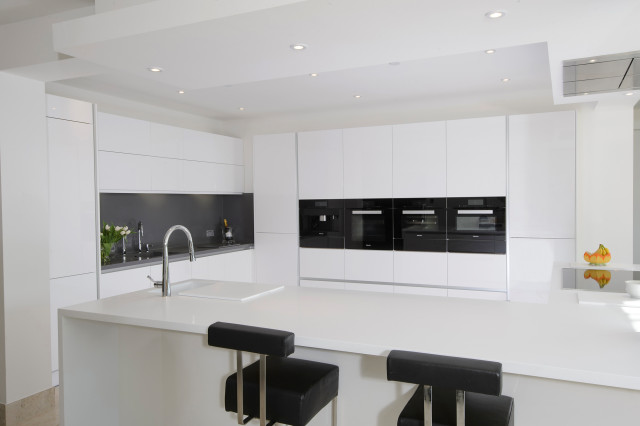 White Modern Bespoke Kitchen nyklassisk-koek