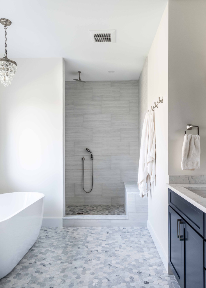 Foto på ett mellanstort vintage grå en-suite badrum, med skåp i shakerstil, blå skåp, ett fristående badkar, grå kakel, marmorgolv, bänkskiva i kvarts, grått golv och med dusch som är öppen