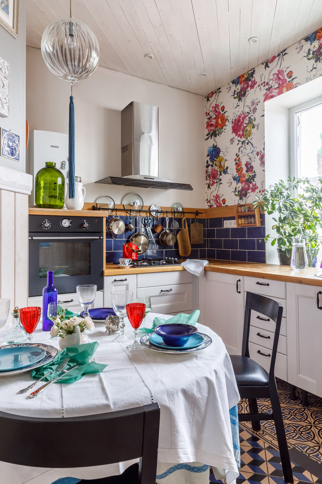 Кухня в видовой квартире в центре Краснодара