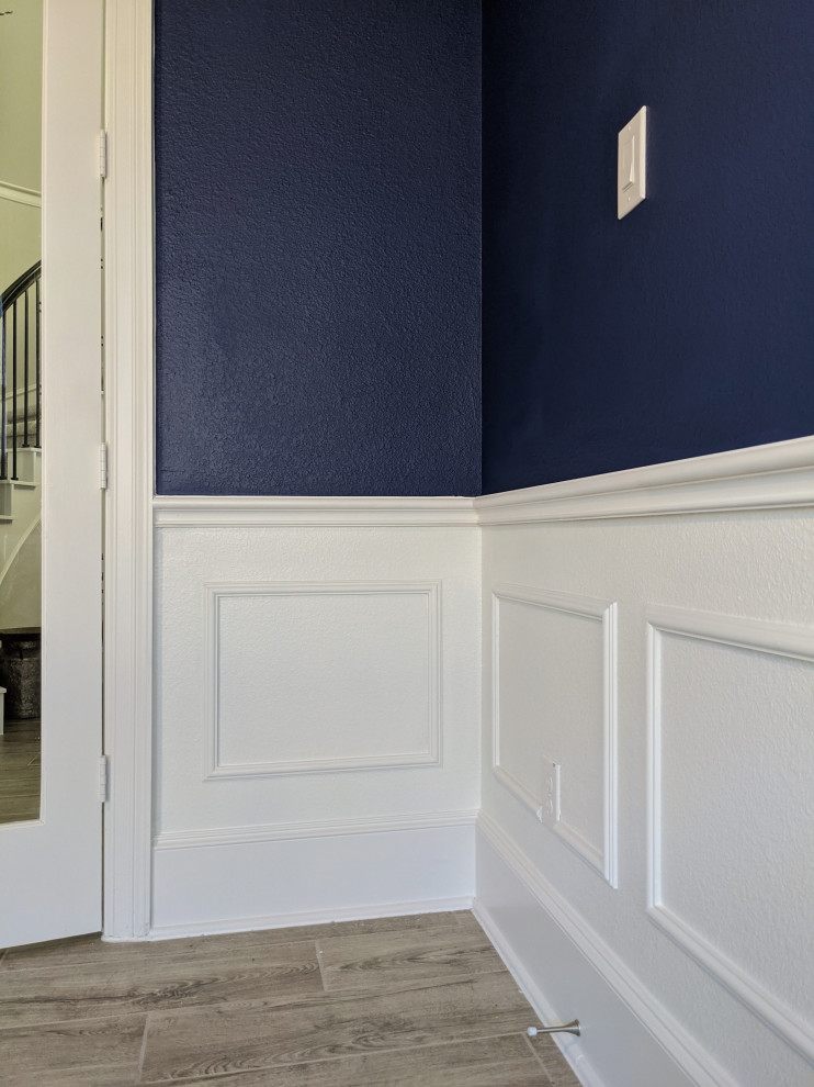 Idee per uno studio moderno di medie dimensioni con pareti blu, pavimento con piastrelle in ceramica, scrivania autoportante e pavimento grigio