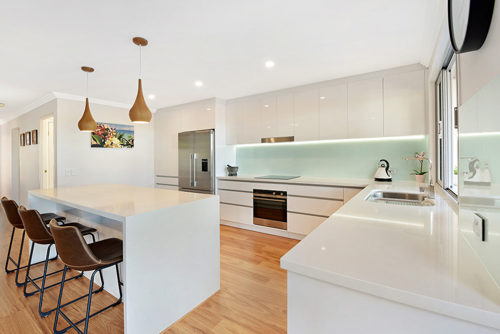 Contemporary kitchen in Gold Coast - Tweed.