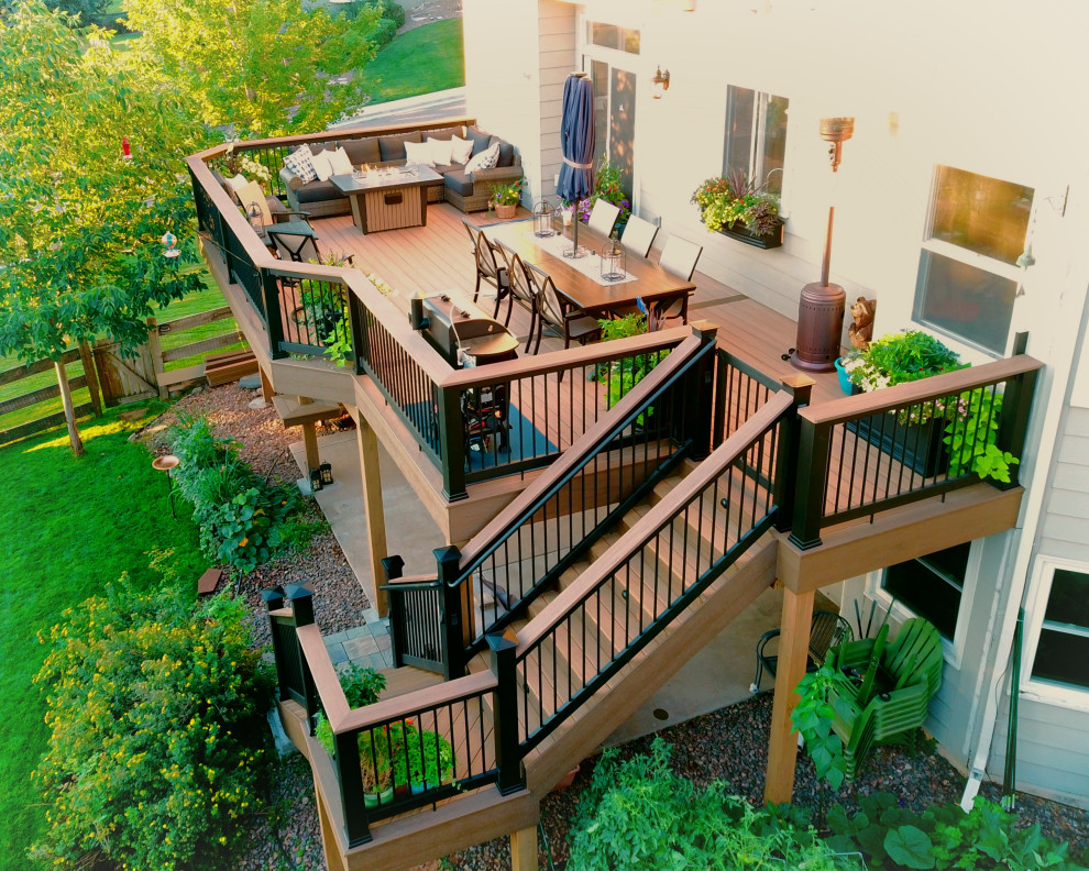 Cette image montre une terrasse arrière et au premier étage design de taille moyenne avec un foyer extérieur et un garde-corps en matériaux mixtes.