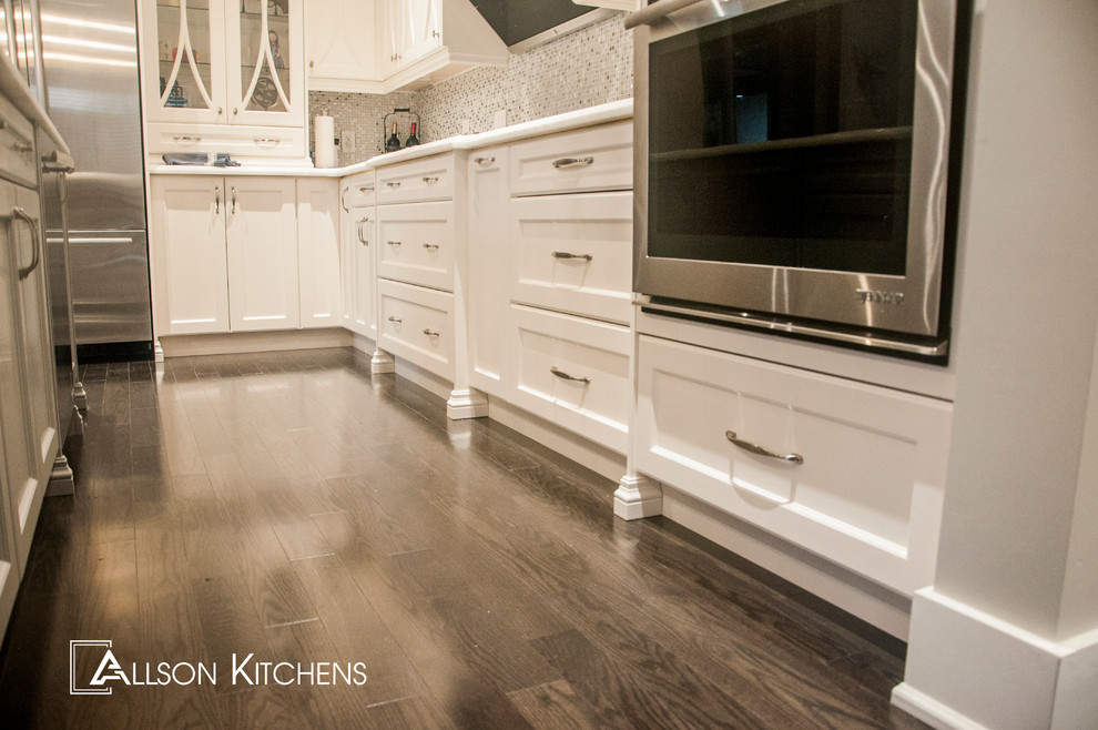 Kitchen - transitional kitchen idea in Toronto