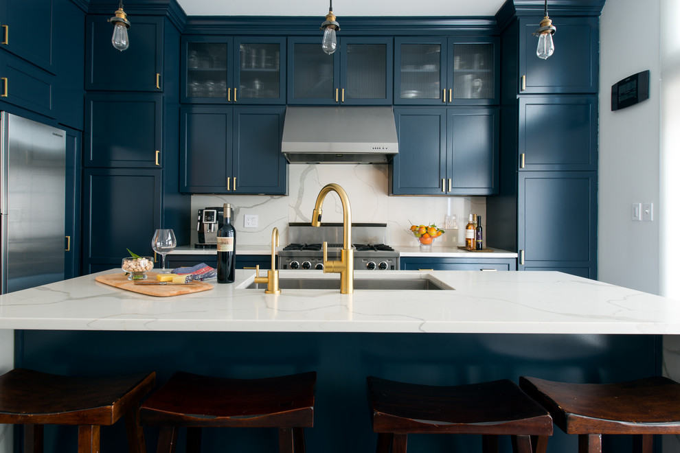 Inspiration for a transitional l-shaped eat-in kitchen in Chicago with an undermount sink, shaker cabinets, blue cabinets, quartz benchtops, grey splashback, stone slab splashback, stainless steel appliances and with island.