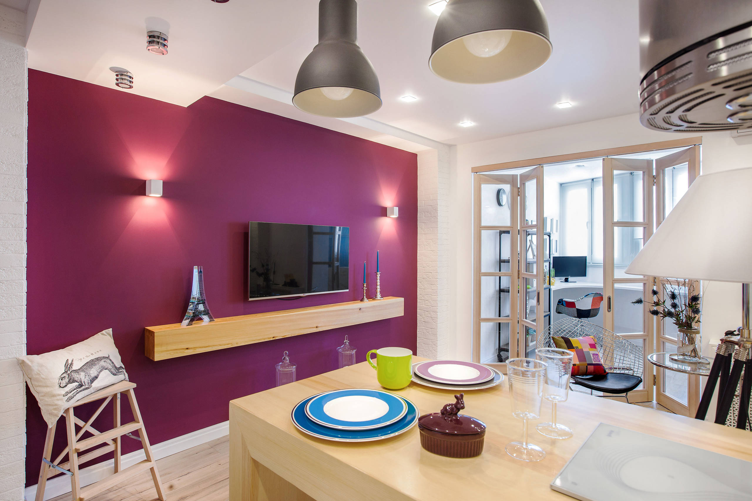Квартира цветной. Покрашенные стены в интерьере. Цветовые решения в интерьере. Дизайнерские решения для кухни гостиной. Яркие стены в интерьере.