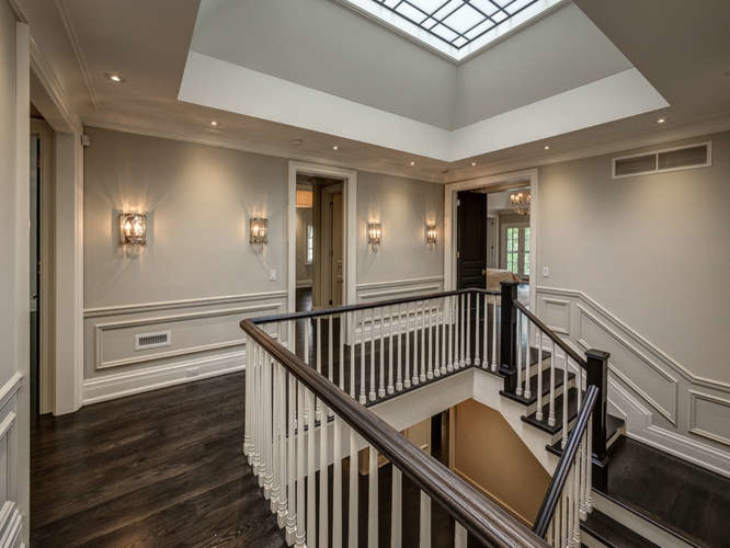 Transitional staircase photo in Toronto