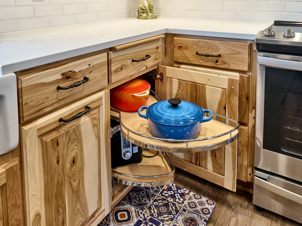 Exempel på ett mellanstort lantligt vit vitt kök, med en rustik diskho, luckor med profilerade fronter, skåp i ljust trä, bänkskiva i kvarts, vitt stänkskydd, stänkskydd i tegel, rostfria vitvaror, vinylgolv, en köksö och grått golv